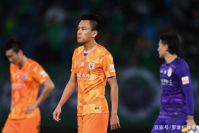 唐斯携尼克斯总冠军奖杯出现在婚礼现场