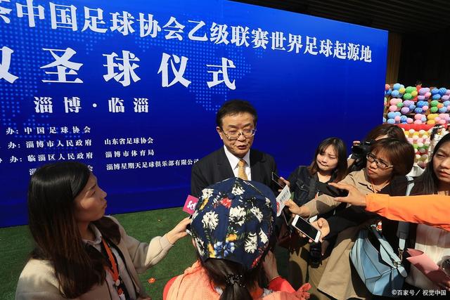 离婚5年入职新公司，大厅偶遇前妻，她身旁的董事长却突然握紧我